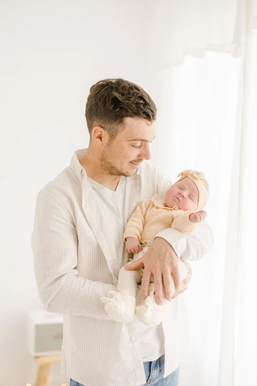 enfant bonheur amour geste beige